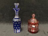 deux vases posés l'un à côté de l'autre sur une table