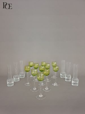 Suite de onze verres à liqueur en verre de couleur vert pale… - Photo 1