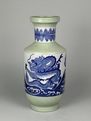 Vase en porcelaine à décor céladon et décor blanc bleu d'un …