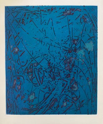 une image représentant une peinture bleue et noire sur un mur blanc