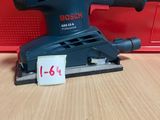 une ponceuse orbitale Bosch posée sur une table, avec son étiquette de prix