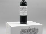 une bouteille de vin rouge posée sur une boîte blanche