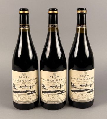 trois bouteilles de vin posées l'une à côté de l'autre sur une table