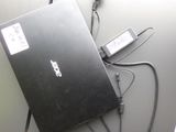 un ordinateur portable posé sur une table avec un chargeur