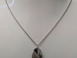 gros plan d'un collier sur un mannequin mannequin