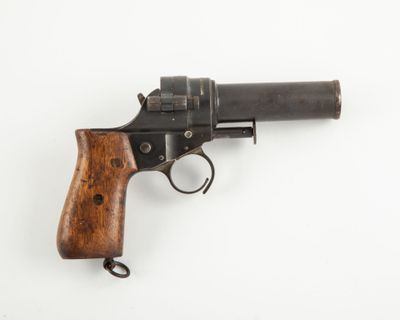 gros plan d'un revolver avec une poignée en bois sur une surface blanche
