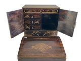 une petite boîte en bois contenant un miroir