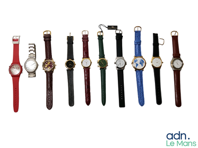 Plusieurs montres de différentes couleurs sont alignées sur une surface blanche