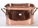 une image représentant une casserole en cuivre avec des poignées, sur fond blanc