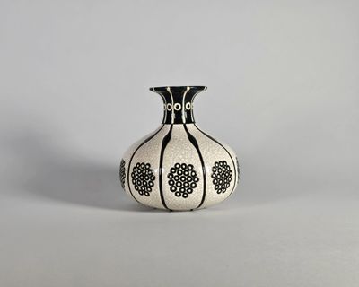 vase noir et blanc orné d'un motif floral sur le fond