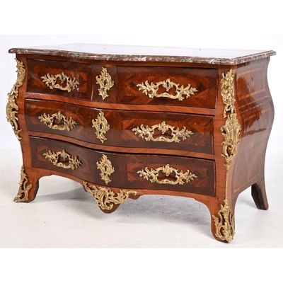 une commode dont le dessus est en marbre