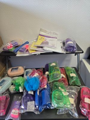 Lot 35 divers articles de salle de bain (éponge, porte gobelet, savon,