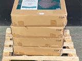 des cartons empilés sur une palette posée sur une palette en bois