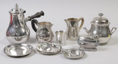 service à thé et à café plaqué argent comprenant une théière, une soucoupe, des tasses et des soucoupes