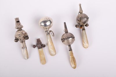 cinq cuillères en argent et une cuillère surmontée d'un oiseau
