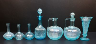 un grand nombre de vases en verre posés sur une table