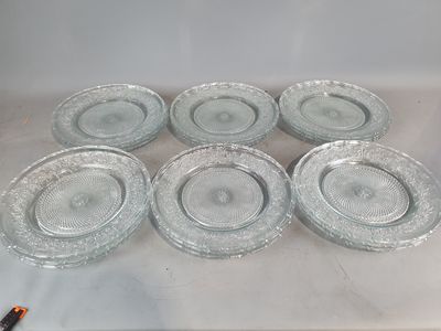 six assiettes en verre transparent posées sur une table blanche