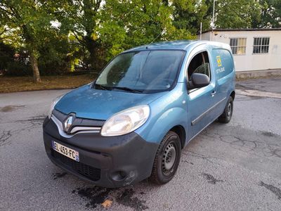 une petite camionnette bleue garée sur un parking