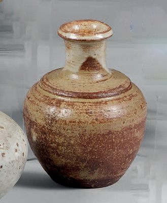 deux vases posés l'un à côté de l'autre sur une table