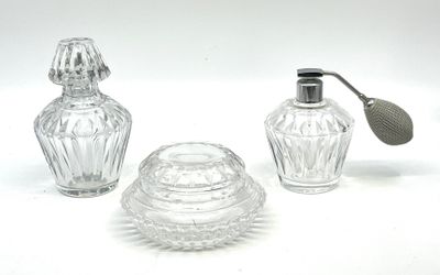trois petits objets en verre posés sur une surface blanche