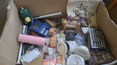 une boîte en carton remplie d'objets divers et d'une peluche