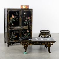 Un meuble, une table basse et une table d'appoint chinois la… (photo 2)