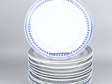 plusieurs assiettes empilées les unes sur les autres sur une table