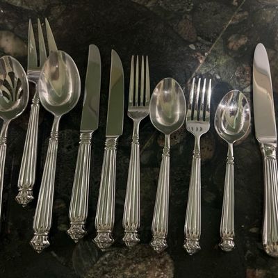 beaucoup de cuillères et de couteaux en argent sur la table