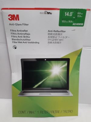 emballage d'un ordinateur portable exposé à la vente dans un magasin
