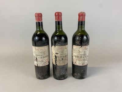 trois bouteilles de vin posées l'une à côté de l'autre sur une table