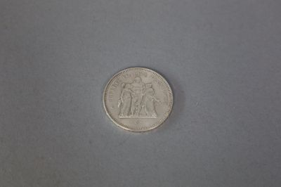une pièce d'argent sur laquelle figure une femme