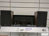 une photo d'une chaîne hi-fi exposée dans un magasin