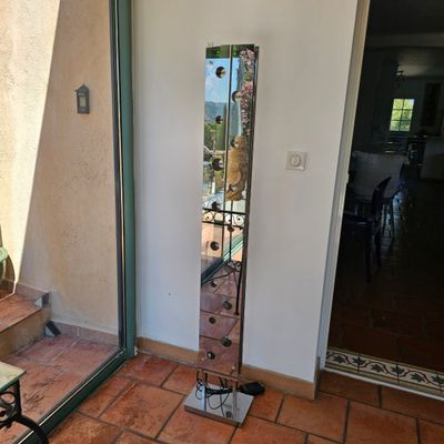 un grand miroir posé au sol près d'une porte