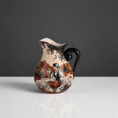 un petit vase posé sur une table