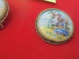 deux photos miniatures représentant une femme et un homme, posées sur un plateau rouge