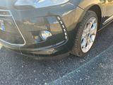 une voiture garée dans un parking