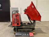 une machine rouge posée sur une palette