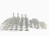 beaucoup de verres et de vases posés sur une table
