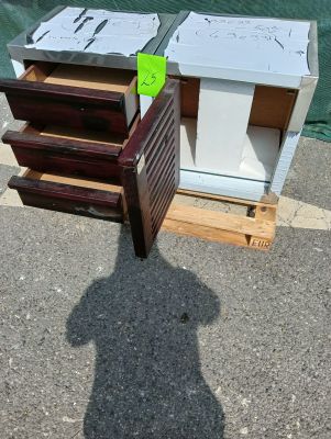 un réfrigérateur et un micro-ondes posés à même le sol