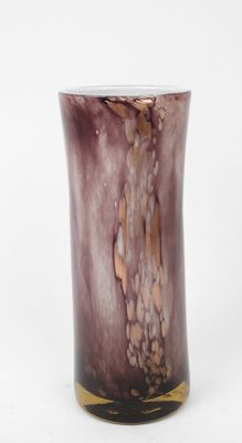 un gros plan d'un vase en verre violet posé sur une surface blanche