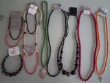 beaucoup de colliers accrochés à un mur
