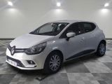la voiture blanche est garée sur un sol en damier dans le garage