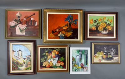 de nombreuses photos encadrées sur le mur d'une pièce