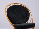 une chaise noire avec une assise noire et un coussin noir