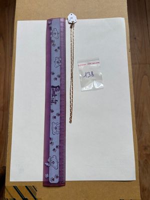 une photo d'un bracelet violet et blanc et d'un collier violet et blanc
