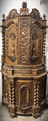 un meuble en bois avec des sculptures dans une pièce