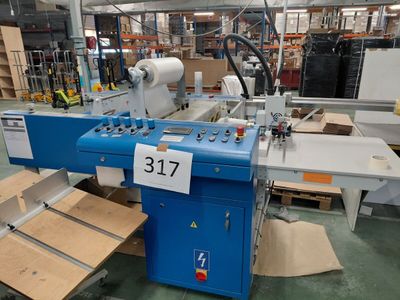une machine installée à l'intérieur d'une usine