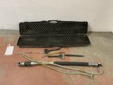 une mallette posée par terre et contenant des outils