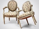 paire de fauteuils de style Louis XVI avec assises rembourrées à motifs floraux
