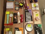une boîte contenant de nombreux produits de beauté